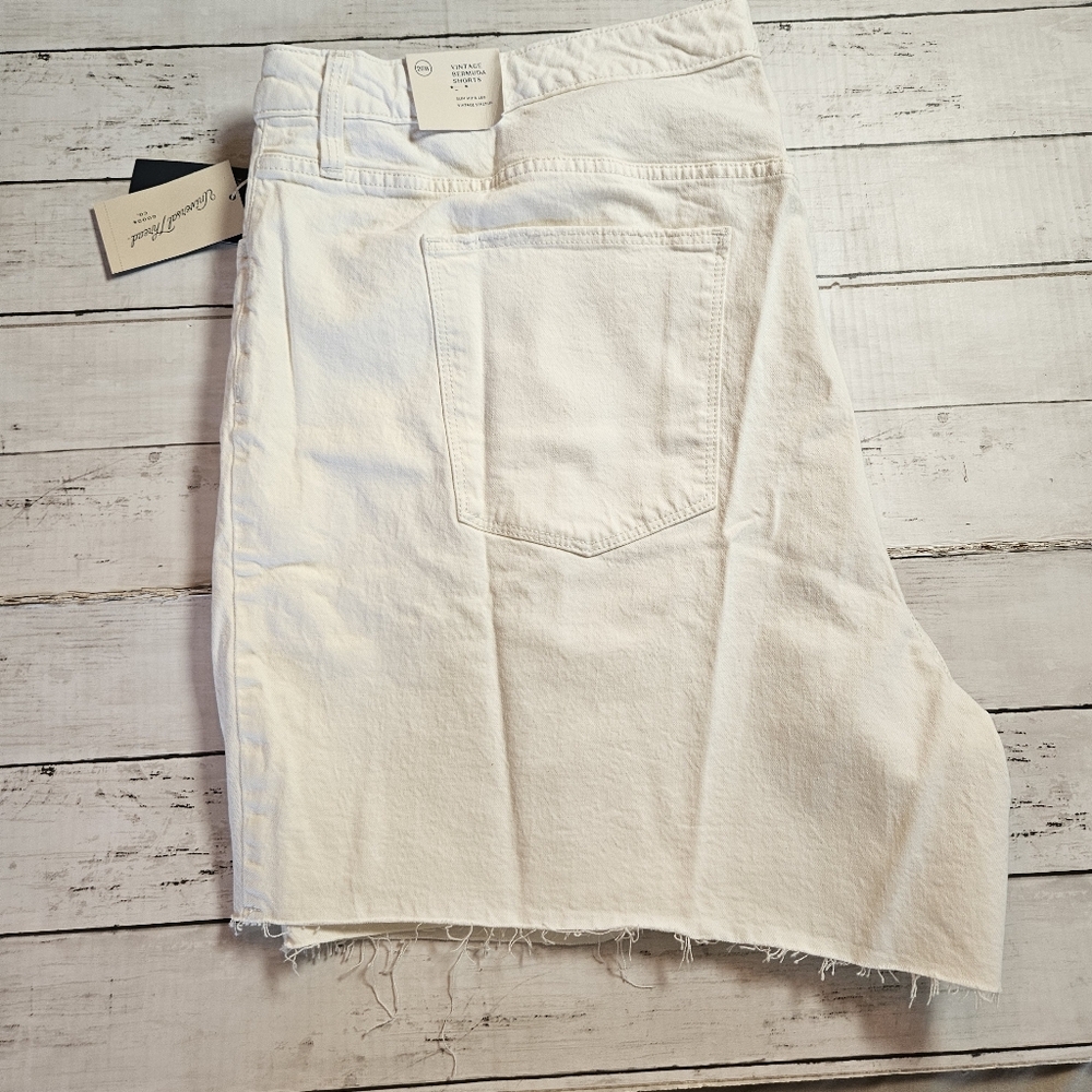 Universal Thread White Vintage Bermuda Shorts 26W Plus Size Frayed Hem NWT